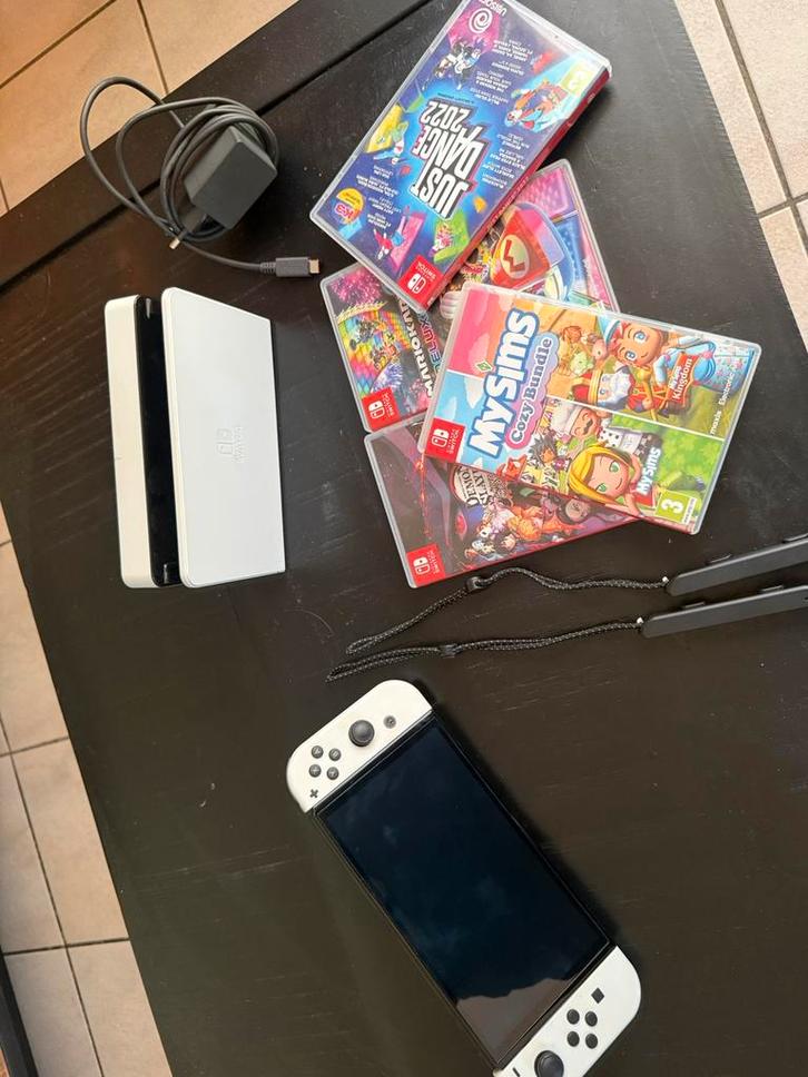 Switch OLED, 4 Games, Case, Doos, Spelcomputers en Games, Spelcomputers | Nintendo Switch, Zo goed als nieuw, Switch OLED, Met 1 controller