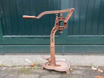 Antieke kurkenpers beschikbaar voor biedingen