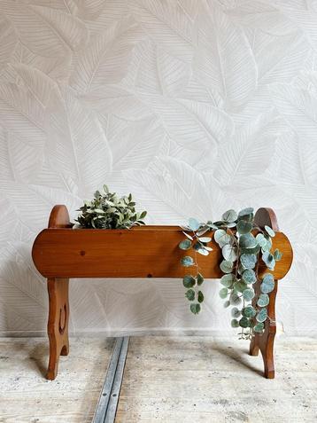 Vintage houten plantenbak op hoge poten beschikbaar voor biedingen