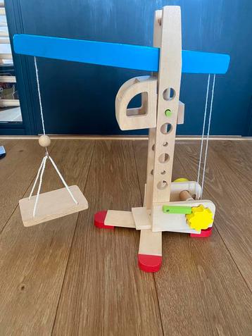Houten speelgoed kraan beschikbaar voor biedingen