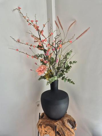 vaas met kunstbloemen beschikbaar voor biedingen