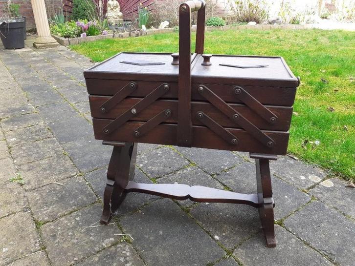 Oma’s houten NAAIBOX ~ Staand model, Uitklapbaar, Jaren 1950, Antiek en Kunst, Antiek | Naaimachines, Ophalen of Verzenden