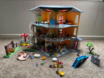 Playmobile city Vila met uitbreiding  9266 beschikbaar voor biedingen