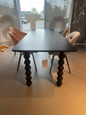 Studio Henk eetkamertafel Turn beschikbaar voor biedingen