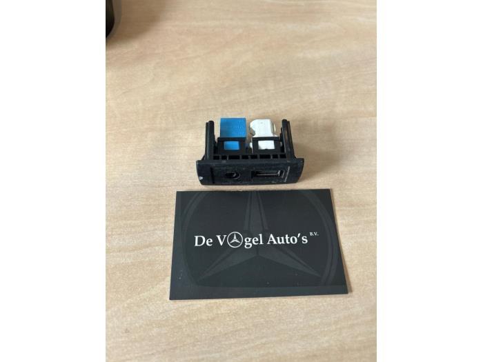 AUX/USB aansluiting van een Mercedes Vito, Gebruikt, -, -, Ophalen of Verzenden