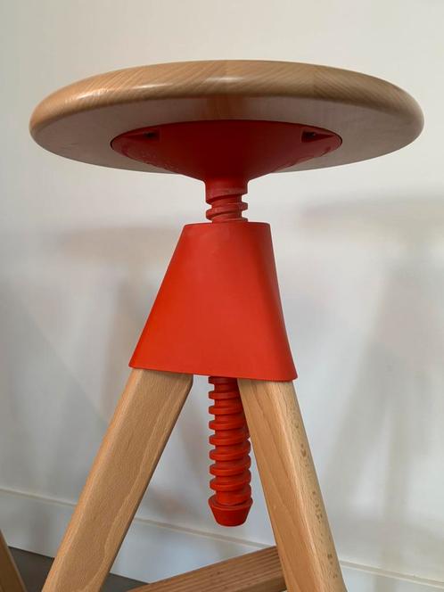 2x Magis Tom barkruk – design Konstantin Grcic  – oranje, Huis en Inrichting, Krukjes, Zo goed als nieuw, Hout, In hoogte verstelbaar