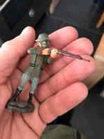 Soldaat met gasmasker legt aan, Verzenden, Landmacht, Nederland