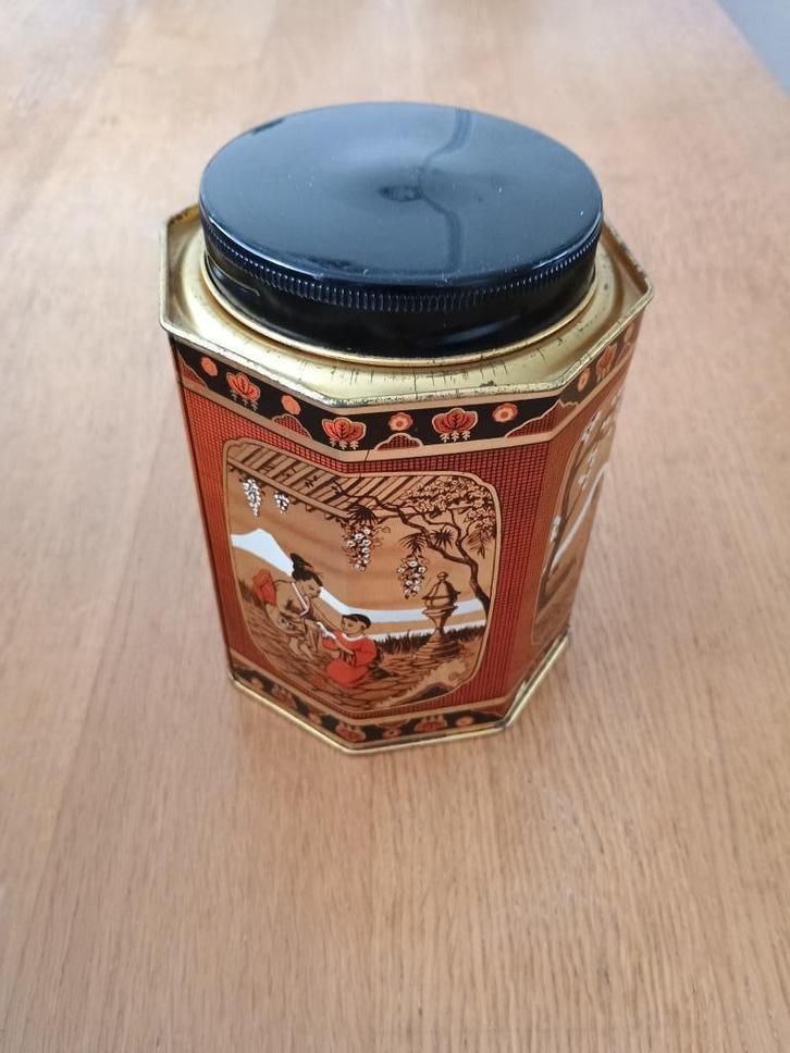 Blik met Chinees motief deksel zwart achthoekig rood, Verzamelen, Blikken, Gebruikt, Thee, Ophalen of Verzenden
