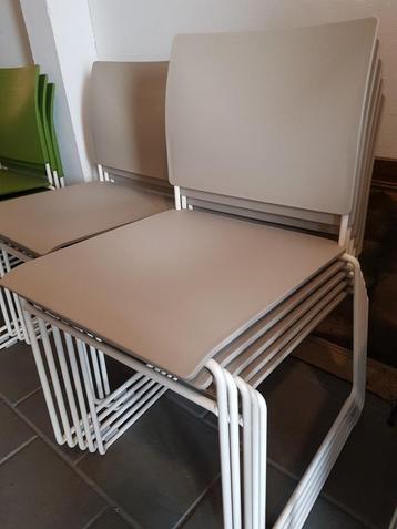 8 'Lichtgrijze' Design stapelstoelen  beschikbaar voor biedingen