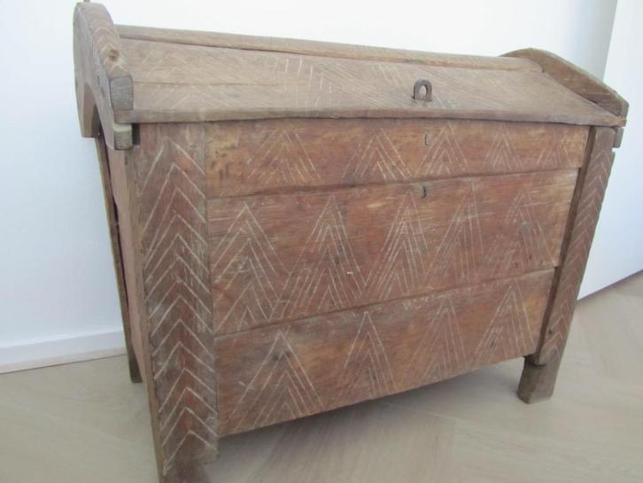 antieke grote eiken kist meer dan 150 jaar oud .. MOOI !, Huis en Inrichting, Woonaccessoires | Kisten, Gebruikt, Minder dan 50 cm