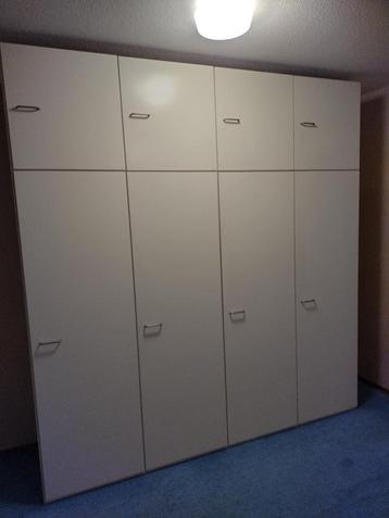 Kledingkast wit 4 deurs 220 breed, 233 hoog 60 diep Svedex 