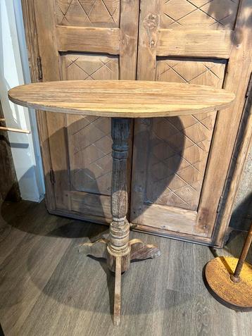 Ovale wijntafel. beschikbaar voor biedingen