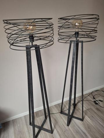 Industriële Vloerlamp beschikbaar voor biedingen