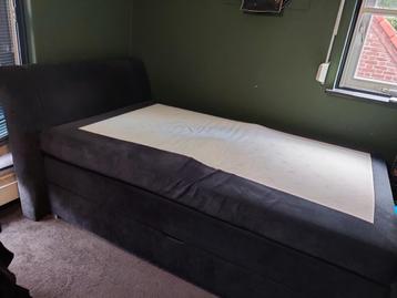 Zwarte Boxspring met opbergbox/opbergruimte aan beide kanten beschikbaar voor biedingen