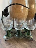 6 vintage gegraveerde roemers met groene voet in rekje, Antiek en Kunst, Antiek | Glas en Kristal, Ophalen of Verzenden