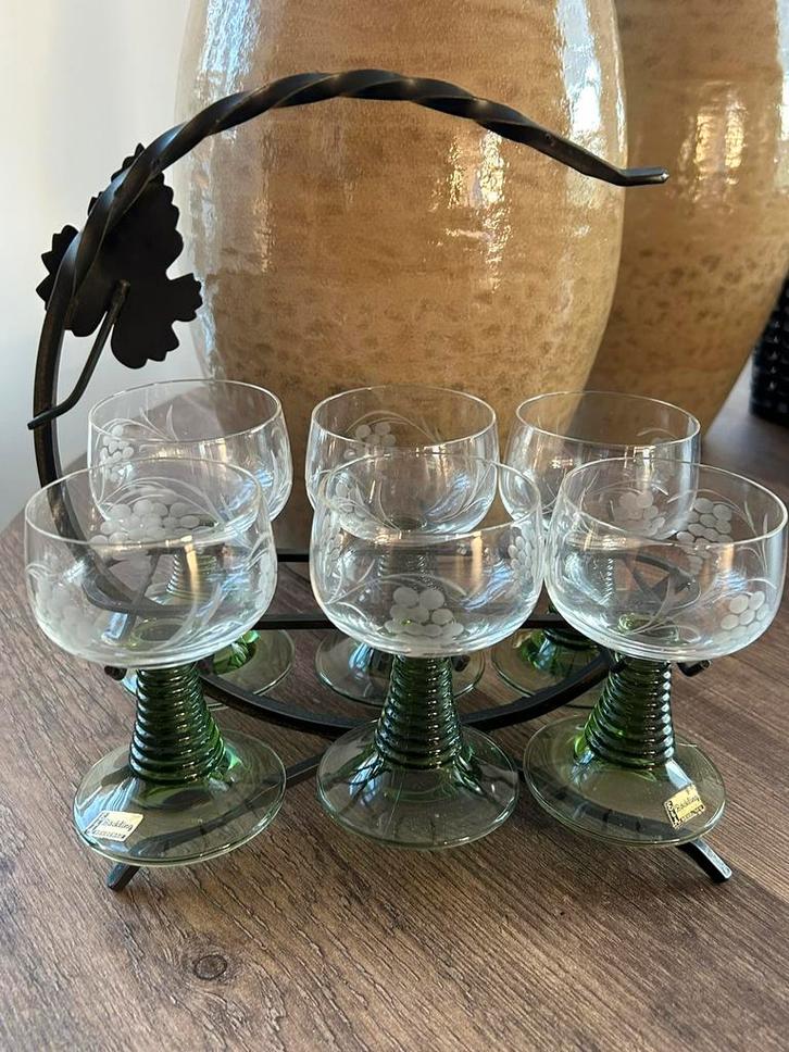 6 vintage gegraveerde roemers met groene voet in rekje, Antiek en Kunst, Antiek | Glas en Kristal, Ophalen of Verzenden