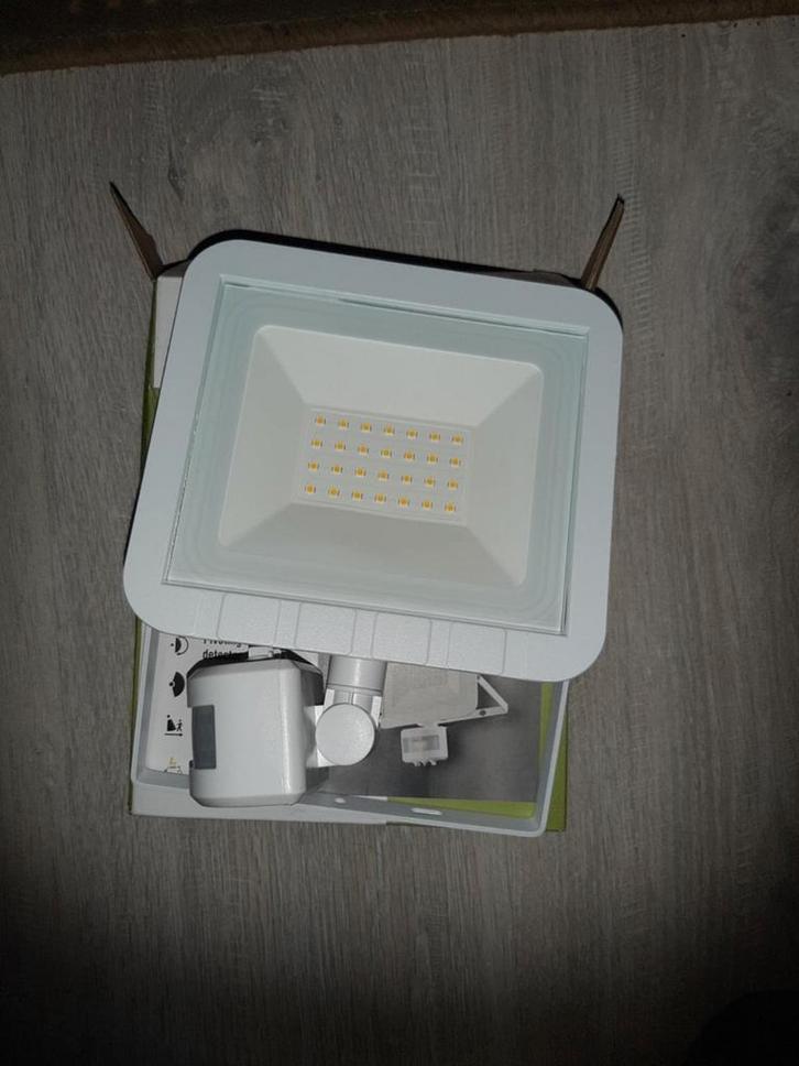 Nieuw in doos Energie zuinige  Buitenlamp met sensor ., Doe-het-zelf en Verbouw, Bouwverlichting, Nieuw, Lamp, Minder dan 50 watt