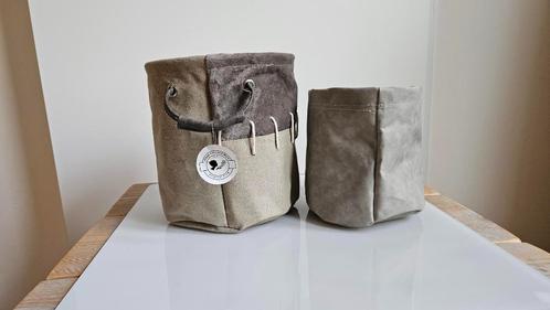 Zgan 2x ronde kunstlederen/canvas manden beige/grijs tinten, Huis en Inrichting, Woonaccessoires | Schalen en Manden, Zo goed als nieuw