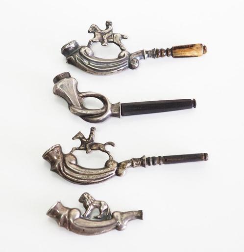 4 zilveren bruidegomspijpjes Leeuw, paardjes, knoop, Antiek en Kunst, Antiek | Goud en Zilver, Zilver, Ophalen of Verzenden