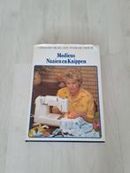 Naaiboek... Modieus  naaien en knippen., Ophalen of Verzenden, Zo goed als nieuw