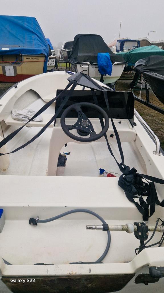 Leuke console boot met 8pk johnson, Watersport en Boten, Vis- en Consoleboten, Gebruikt, 10 tot 30 pk, 3 tot 6 meter, Benzine