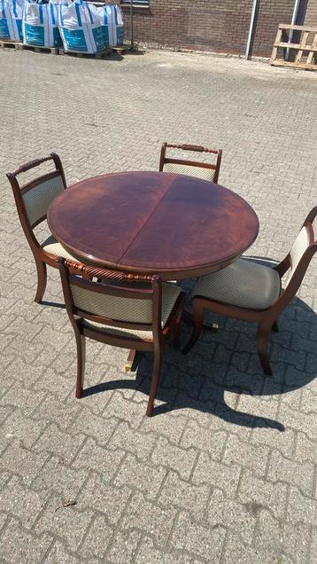 Eetkamer tafel met 4 stoelen  , nette staat beschikbaar voor biedingen