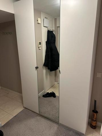 Witte kledingkast met spiegeldeuren beschikbaar voor biedingen