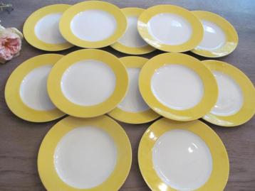 12 Kahla Germany Gebaks Borden Gele Rand 18 cm d beschikbaar voor biedingen