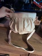 Crèmekleurige Schoudertas met Gouden Details & Rode Voering, Sieraden, Tassen en Uiterlijk, Tassen | Damestassen, Ophalen of Verzenden