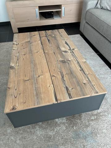 Houten salontafel met bergruimte en verhoging beschikbaar voor biedingen