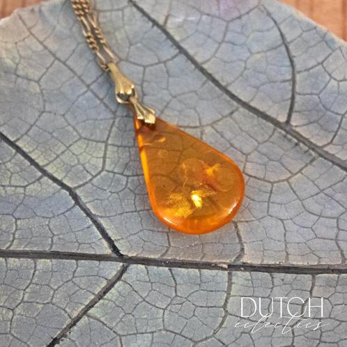 Vintage Barnsteen Hanger Aan Goudkleurige Ketting, Sieraden, Tassen en Uiterlijk, Kettingen, Zo goed als nieuw, Steen of Mineraal