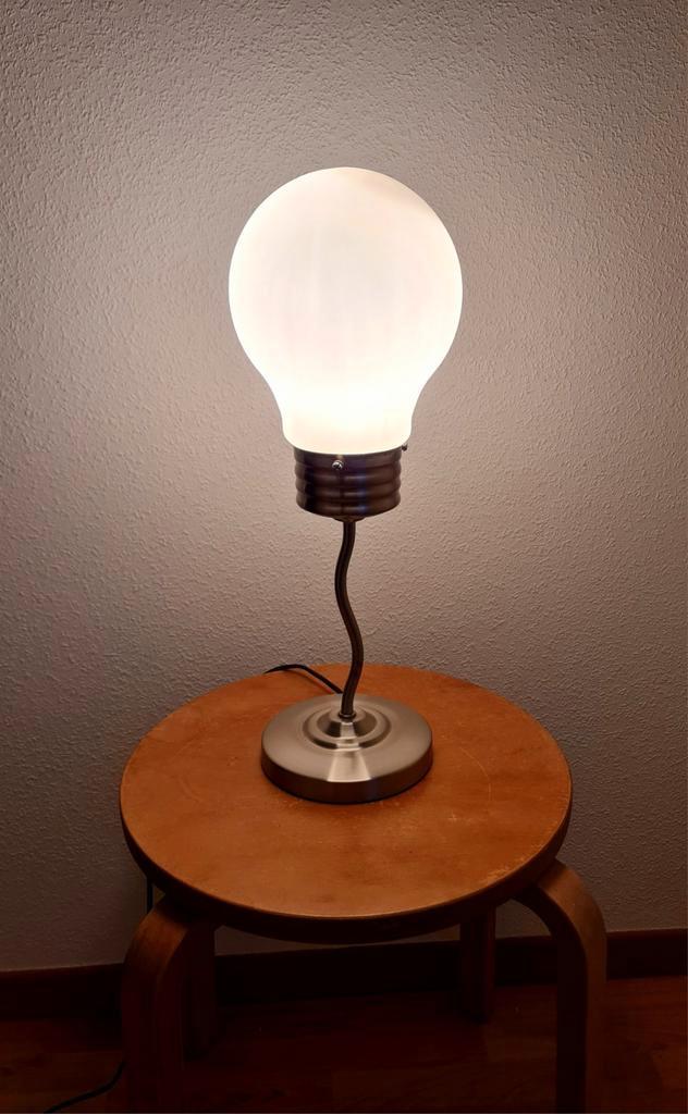 Popart gloeilamp squiggle tafellamp melkglas witglas super, Huis en Inrichting, Lampen | Tafellampen, Zo goed als nieuw, Minder dan 50 cm
