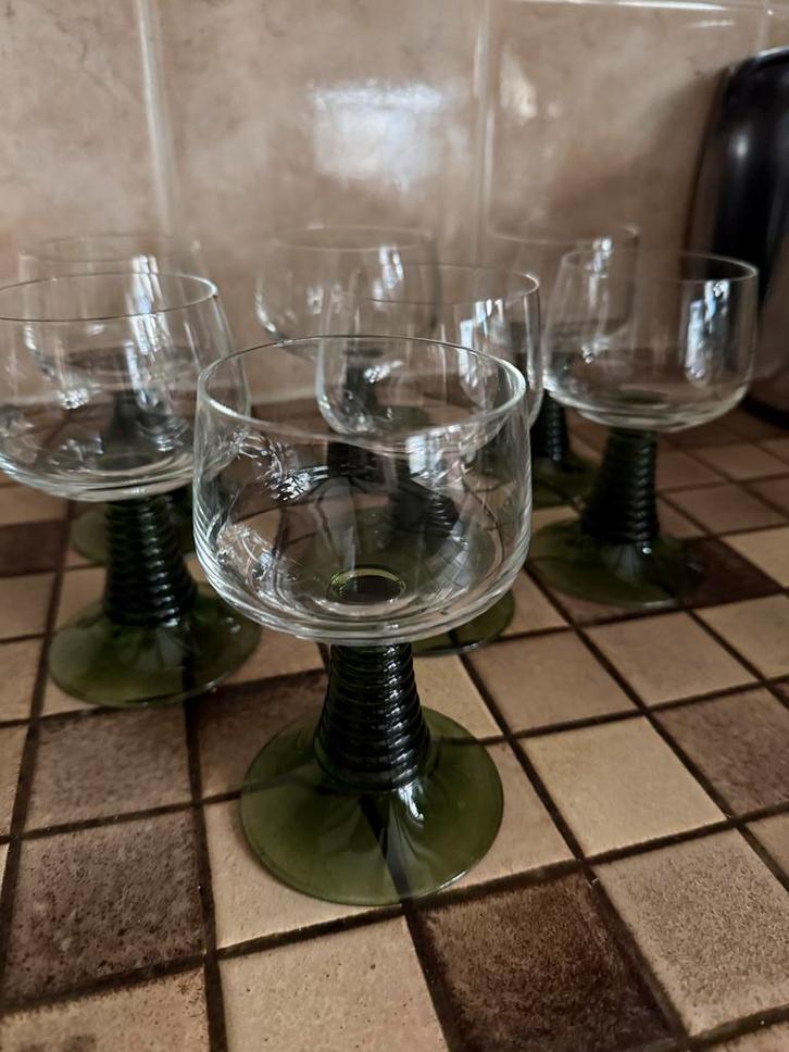 Set van 7 vintage wijnglazen met groene voet. Roemer, Antiek en Kunst, Antiek | Glas en Kristal, Ophalen of Verzenden
