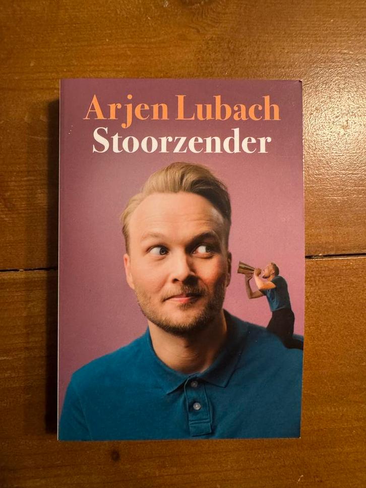 Arjen Lubach - Stoorzender (Nieuwstaat), Boeken, Romans, Zo goed als nieuw, Nederland, Ophalen of Verzenden