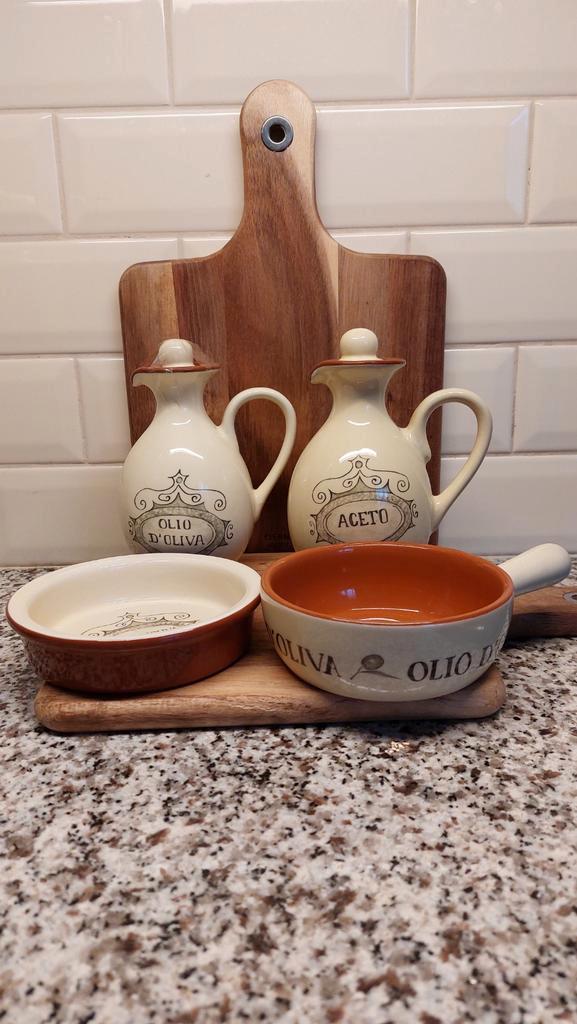 Servies jet (by ter steege)olie en azijn set Olio Doliva, Huis en Inrichting, Keuken | Servies, Zo goed als nieuw, Overige stijlen