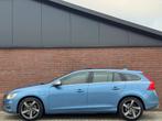 Volvo V60 2.4 D6 TWIN ENGINE R-DESIGN | NL-AUTO! (bj 2015), Auto's, Volvo, Blauw, 1880 kg, Automaat, 230 pk