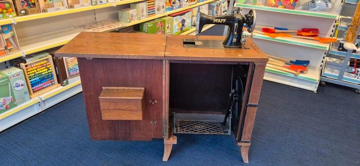 Vintage Pfaff 31 Naaimachine met Meubel, Antiek en Kunst, Antiek | Naaimachines, Ophalen