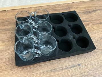 Glazen en opbergschuim beschikbaar voor biedingen