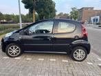 Peugeot 107 1.0 12V 5DR 2012 Zwart, Auto's, Voorwielaandrijving, Euro 5, Zwart, 4 stoelen