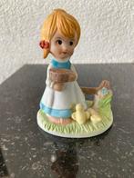 Vintage Porseleinen Beeldje Meisje met Kuikens, Ophalen of Verzenden