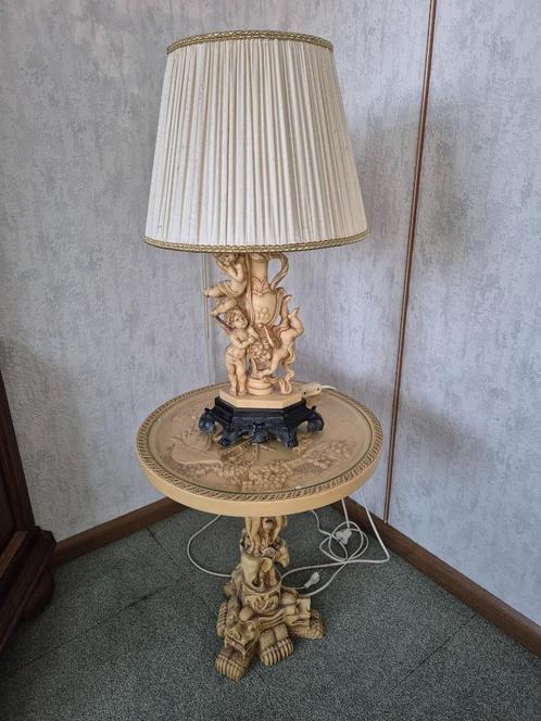 Kunststeen (Ivorine) tafeltje met tafellamp - jaren 60, Huis en Inrichting, Lampen | Tafellampen, Gebruikt, Minder dan 50 cm, Overige materialen