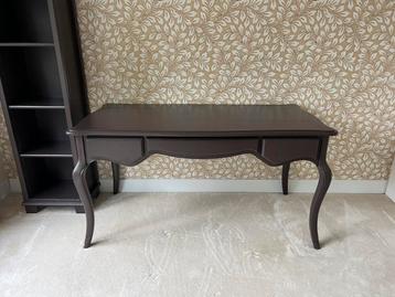 Bureau te koop beschikbaar voor biedingen