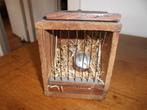 vogelkooitje hout 14 cm hoog met stro en vogeltje, Antiek en Kunst, Ophalen