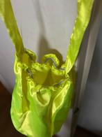 30x geel - lime groen tasje met elastiek / rond / loopgroep, Kleding | Dames, Carnavalskleding en Feestkleding, Ophalen of Verzenden