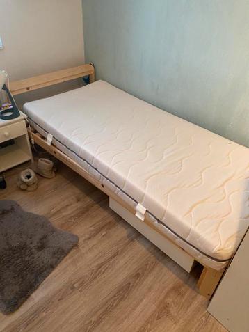 Hout 1-persoonsbed Ikea incl. lattenbodem en goede matras - afbeelding 2