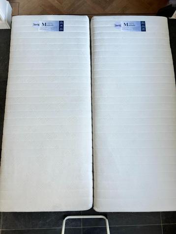 Twee (bijna nieuwe) matrassen 90 x 210 cm beschikbaar voor biedingen