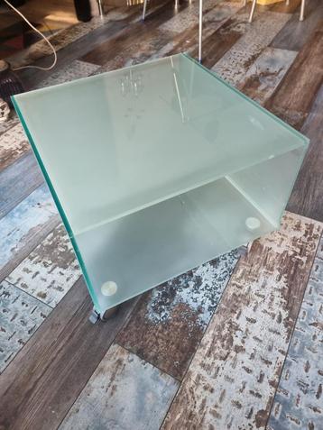 Leuke nette salontafel met wieltjes  beschikbaar voor biedingen