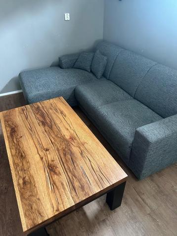 Bank met tafel
