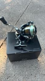 Daiwa airity sf 2500 ss, Watersport en Boten, Hengelsport | Roofvissen, Ophalen of Verzenden, Nieuw, Molen