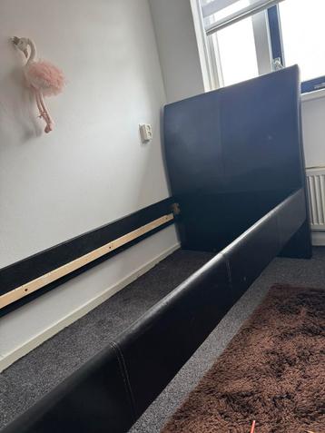 Eenpersoons bed/ donkerbruin leer bed beschikbaar voor biedingen